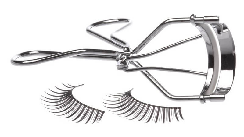 Künstliche Wimpern und eine Wimpernzange, Wimpernformer