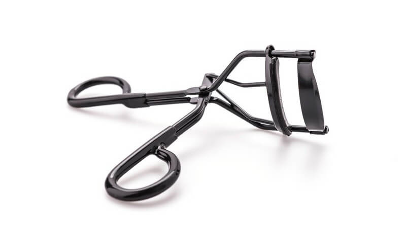 Schwarze Wimpernzange auf weißem Hintergrund