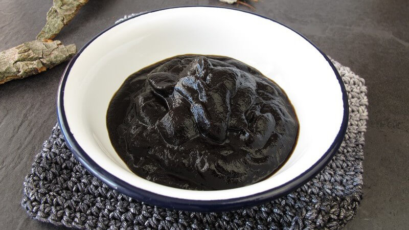 Schüssel mit Schwarztorf für ein Moorbad