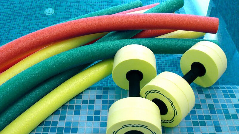 Wassergymnastik Utensilien am Schwimmbeckenrand