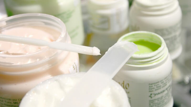 Verschiedene Kosmetikartikel wie Cremes und Make-up