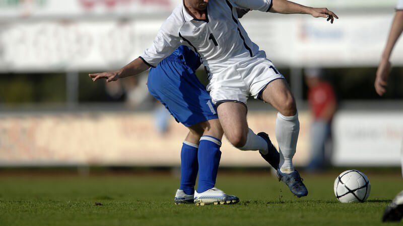 Nahaufnahme Fußballspieler auf Fußballfeld mit Fußball