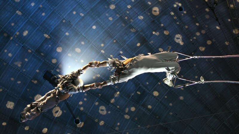 Zwei Akrobaten im Zirkus, Figur in Seilen