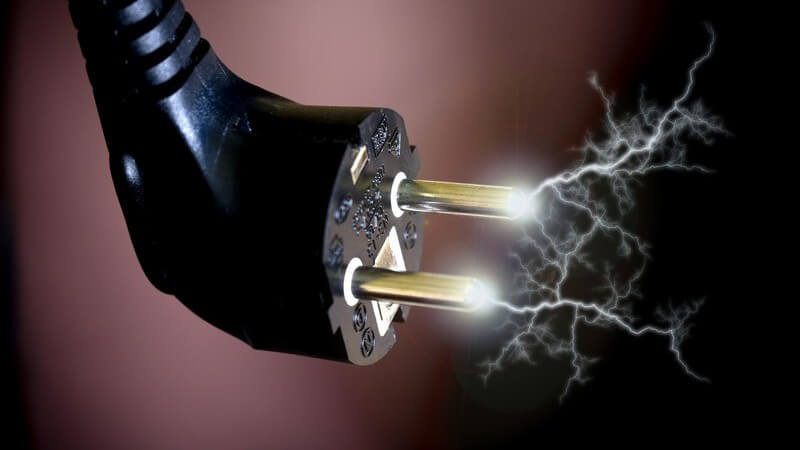 Stecker vom Stromkabel mit Blitzen