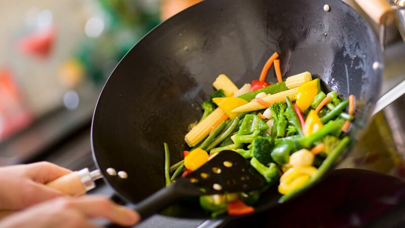 Gemüse wird im Wok zubereitet