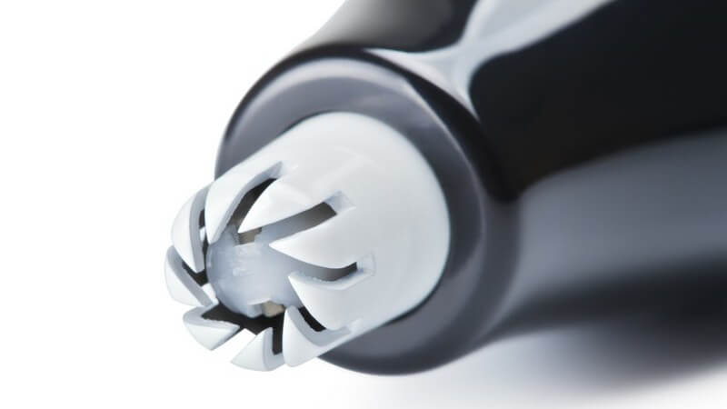 Nahaufnahme eines elektrischen Nasenhaarschneiders