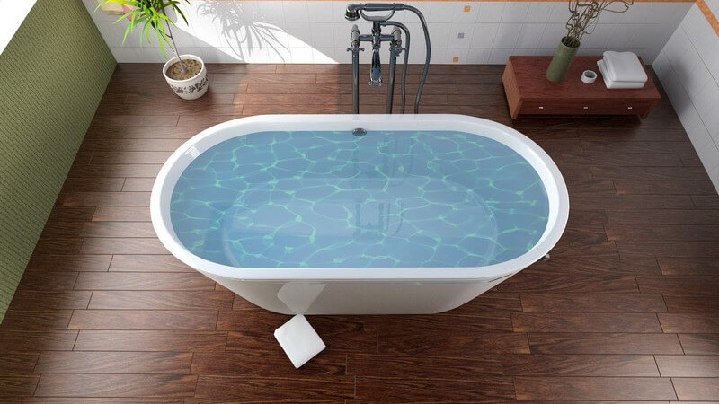 Ansicht von oben: mit Wasser gefüllte Badewanne in modernem Badezimmer