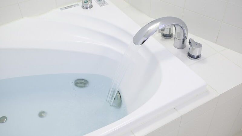 Grafik Wasser wird in Badewanne eingelassen