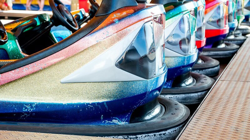 Parkende Autoscooter-Wagen auf der Kirmes