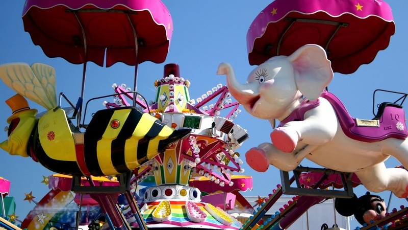 Buntes Kinderkarussel, Kabinen als Biene und Elefant