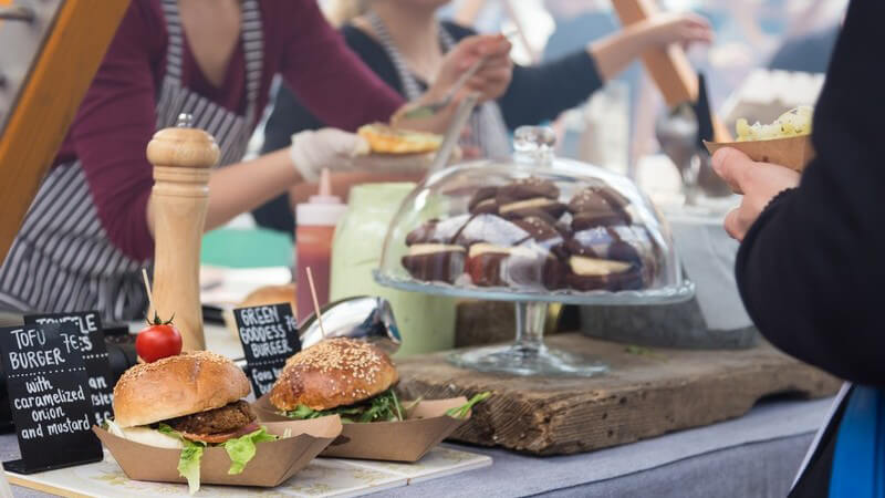 Tofu-Burger an einem Stand auf einem Food Festival