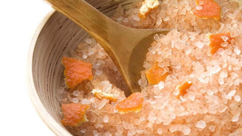Nahaufnahme Badezusatz Orangensalz in Holzschale