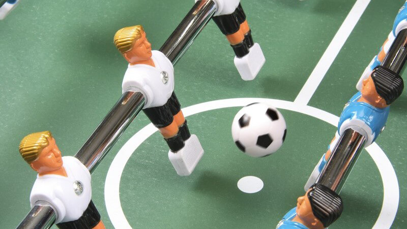 Ausschnitt des Feldes eines Kickerspiels, Tischfußball