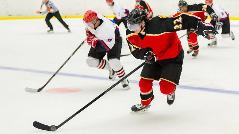 Eishockey Spieler beim Turnier oder Training in Eishalle