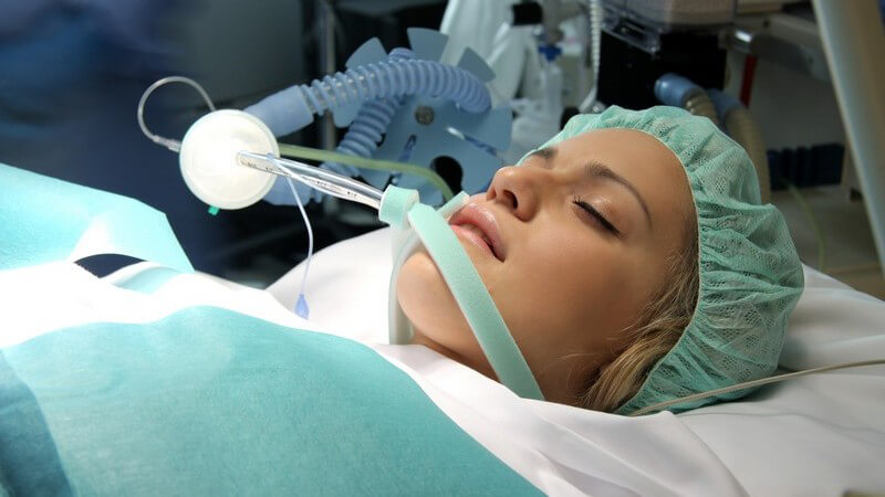 Junge Frau auf Liege im Operationssaal im Krankenhaus