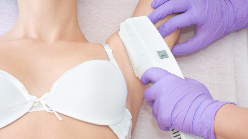 Epilation - Frau bekommt Laser-Haarentfernung in den Achseln