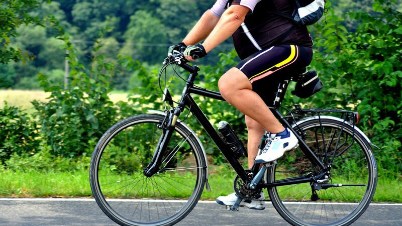 Körperausschnitt Radfahrer auf Straße
