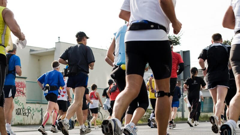 Rückansicht mehrere Sportler beim Marathonlauf