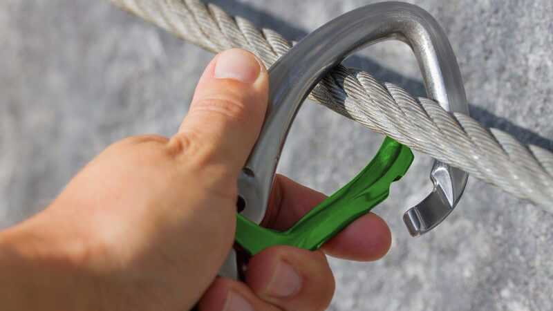 Sicherung am Seil mit einem grünen Karabiner