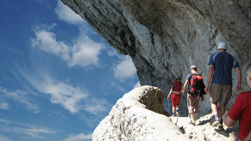 Wanderer im Sommer auf Berg unter blauem Himmel