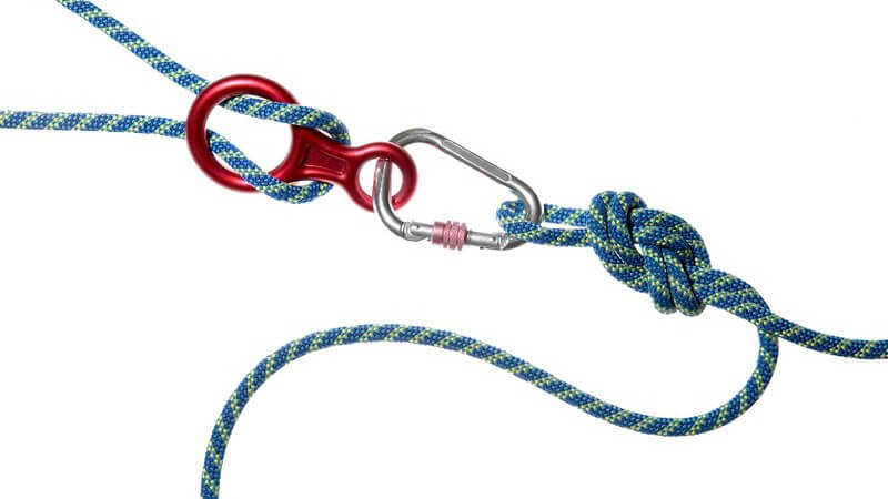 Roter und silberner Karabinerhaken an blauen Kletterseilen