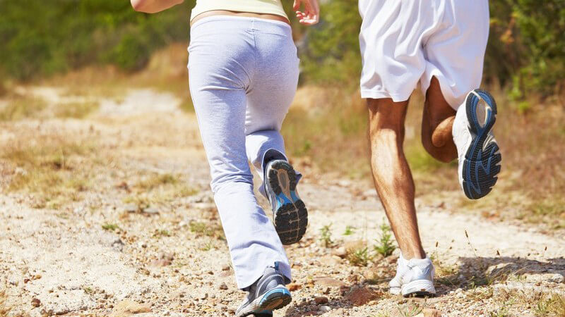Beine eines jungen Paares beim Joggen