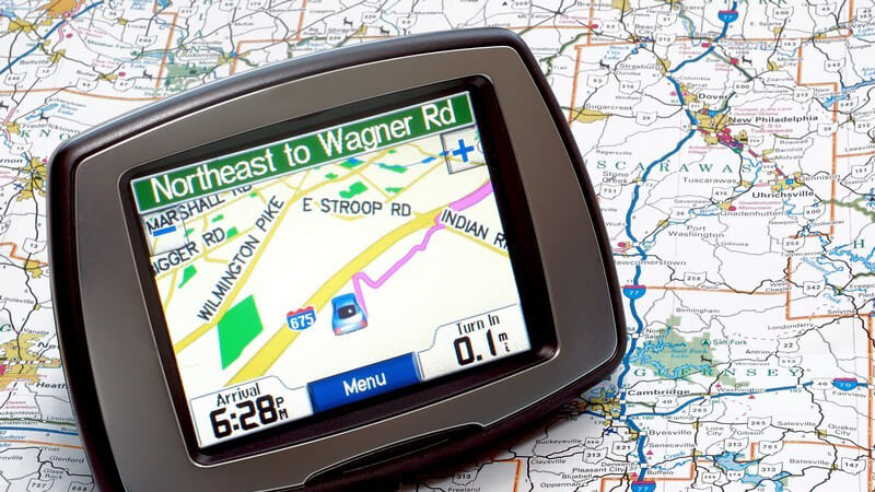 Navigationsgerät liegt auf Stadtplan