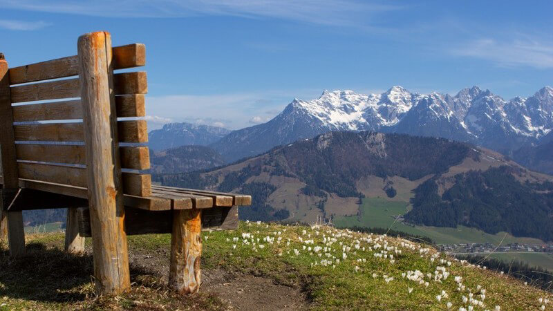 Bank mit Aussicht auf Berglandschaft