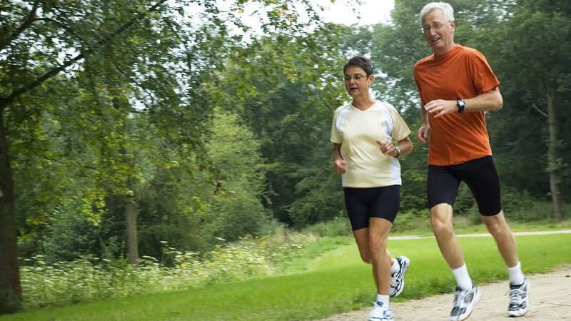 Älteres Paar beim Joggen durch den Park