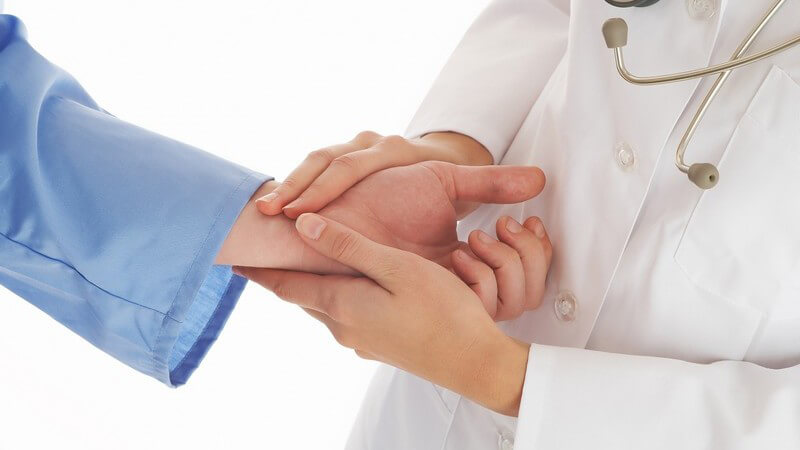 Arzt - Blutdruckmessung am Handgelenk