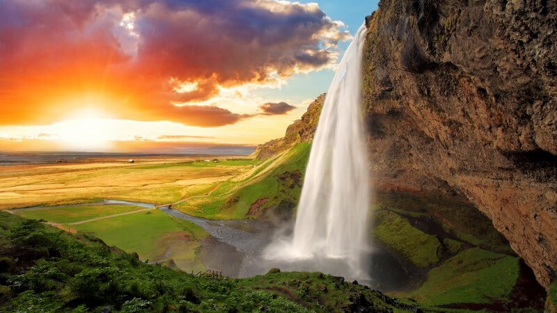 Der Wasserfall Seljalandsfoss in Island während eines Sonnenuntergangs