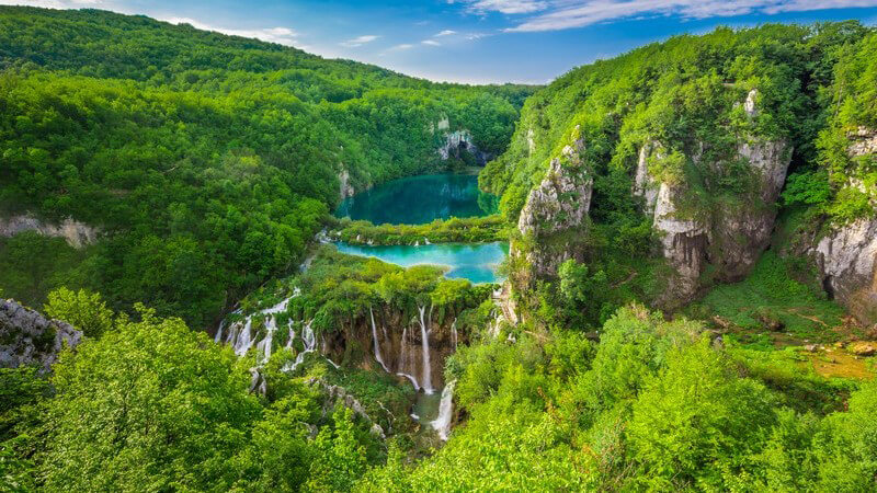 Blick auf Wasserfälle im Nationalpark Plitvicer Seen, Kroatien