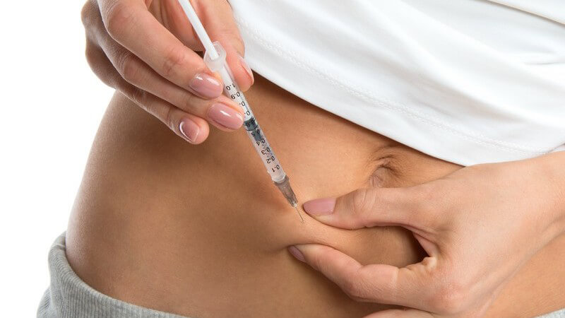 Diabetikerin spritzt sich Insulin in den Bauch