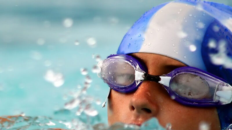 Schwimmer mit Taucherbrille und Kappe