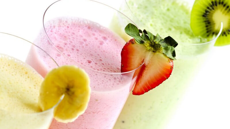 Drei Smoothies: Banane, Erdbeer, Kiwi