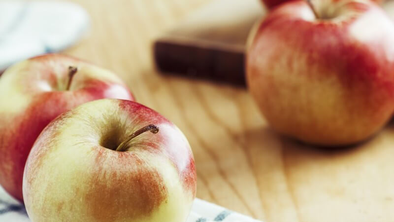 Äpfel der Sorte "Idared" auf einem Holztisch