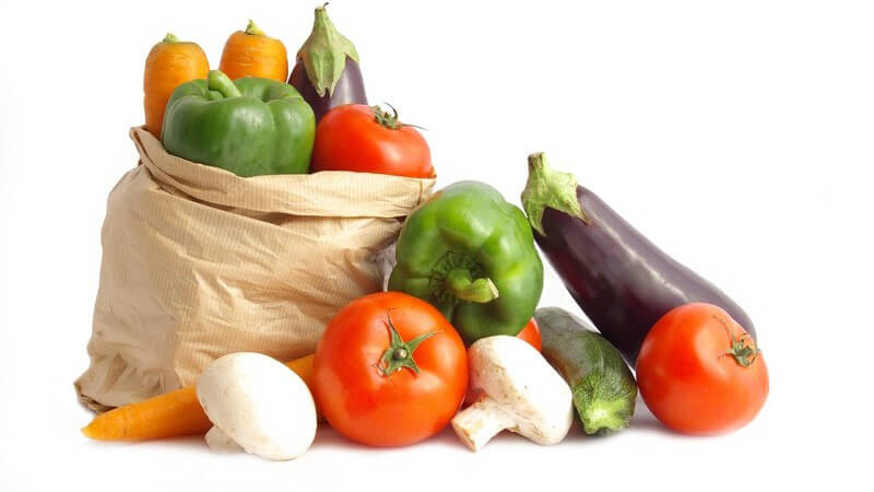Tüte mit Mix aus frischem Gemüse wie Tomaten, Auberginen, grüne Paprika