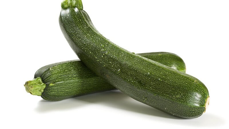Zwei frische grüne Zucchini